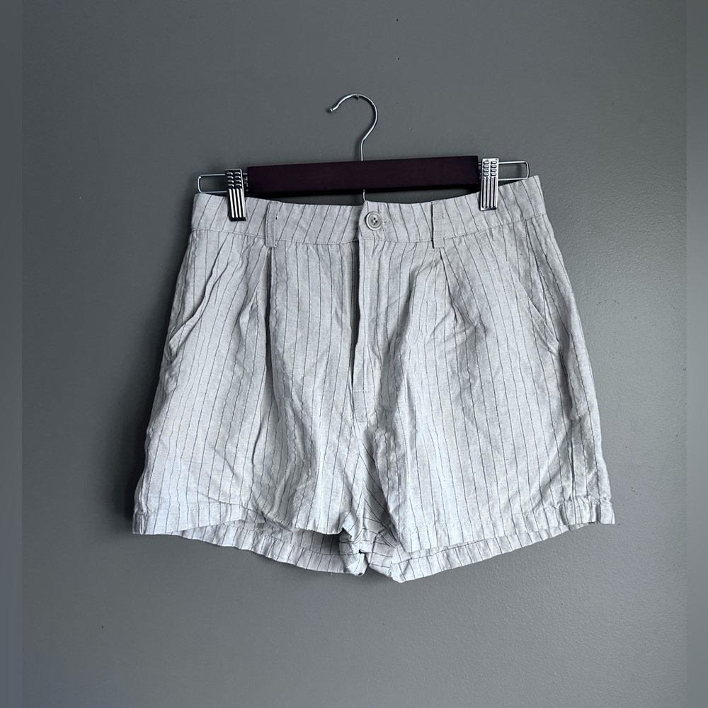 CIDER Women's Beige Pinstripe Casual Straight Shorts Size Medium High Waisted